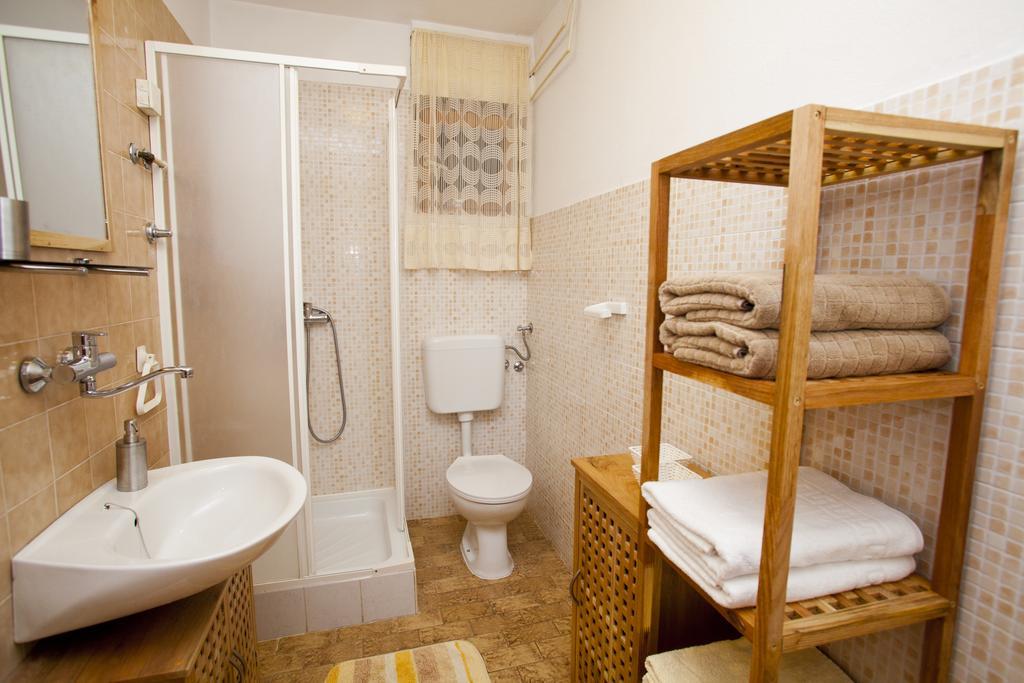 Apartments Marija Vrbnik Ngoại thất bức ảnh